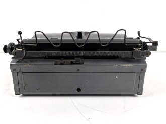 Dienstschreibmaschine "Olympia Robust" mit Runentaste auf der "5" Originallack, Funktioniert, nicht gereinigt. In Wehrmacht Transportkasten, dieser original lackiert.