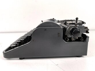 Dienstschreibmaschine "Olympia Robust" mit Runentaste auf der "5" Originallack, Funktioniert, nicht gereinigt. In Wehrmacht Transportkasten, dieser original lackiert.