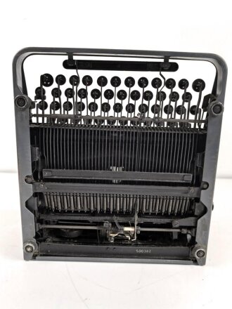 Dienstschreibmaschine "Olympia Robust" mit Runentaste auf der "5" Originallack, Funktioniert, nicht gereinigt. In Wehrmacht Transportkasten, dieser original lackiert.