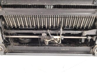 Dienstschreibmaschine "Olympia Robust" mit Runentaste auf der "5" Originallack, Funktioniert, nicht gereinigt. In Wehrmacht Transportkasten, dieser original lackiert.