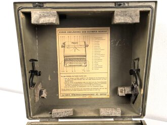 Dienstschreibmaschine "Olympia Robust" mit Runentaste auf der "5" Originallack, Funktioniert, nicht gereinigt. In Wehrmacht Transportkasten, dieser original lackiert.
