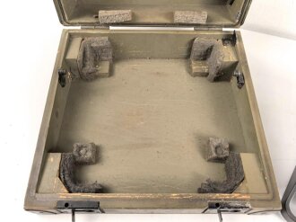 Dienstschreibmaschine "Olympia Robust" mit Runentaste auf der "5" Originallack, Funktioniert, nicht gereinigt. In Wehrmacht Transportkasten, dieser original lackiert.