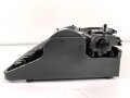 Dienstschreibmaschine "Olympia Robust" mit Runentaste auf der "5" Originallack, Funktioniert, nicht gereinigt. In Wehrmacht Transportkasten, dieser original lackiert.