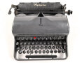 Dienstschreibmaschine "Olympia Robust" mit Runentaste auf der "5" Originallack, Funktioniert, nicht gereinigt. In Wehrmacht Transportkasten, dieser original lackiert.