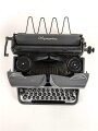 Dienstschreibmaschine "Olympia Robust" mit Runentaste auf der "5" Originallack, Funktioniert, nicht gereinigt. In Wehrmacht Transportkasten, dieser original lackiert.