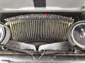 Dienstschreibmaschine "Olympia Robust" mit Runentaste auf der "5" Originallack, Funktioniert, nicht gereinigt. In Wehrmacht Transportkasten, dieser original lackiert.