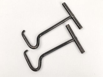 Paar Anziehhilfen für Offiziersstiefel. Schwarz lackiertes Eisen