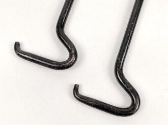 Paar Anziehhilfen für Offiziersstiefel. Schwarz lackiertes Eisen