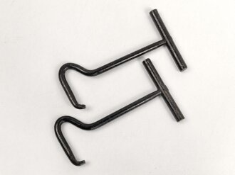 Paar Anziehhilfen für Offiziersstiefel. Schwarz lackiertes Eisen