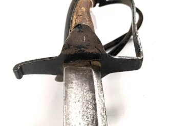 Bayern, Cheveaulegersäbel Modell Rumford 1802, ohne Scheide, Gesamtlänge 104 cm,  2 spangiges Gefäß nachlackiert und wackelt, Spangen angerissen aber fest,  Belederung fehlt,