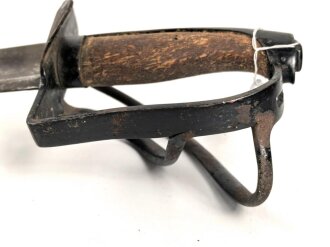 Bayern, Cheveaulegersäbel Modell Rumford 1802, ohne Scheide, Gesamtlänge 104 cm,  2 spangiges Gefäß nachlackiert und wackelt, Spangen angerissen aber fest,  Belederung fehlt,