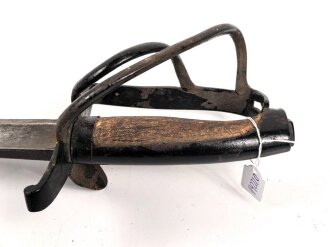 Bayern, Cheveaulegersäbel Modell Rumford 1802, ohne Scheide, Gesamtlänge 104 cm,  2 spangiges Gefäß nachlackiert und wackelt, Spangen angerissen aber fest,  Belederung fehlt,
