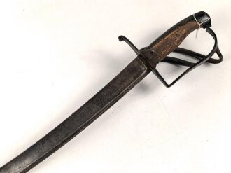 Bayern, Cheveaulegersäbel Modell Rumford 1802, ohne Scheide, Gesamtlänge 104 cm,  2 spangiges Gefäß nachlackiert und wackelt, Spangen angerissen aber fest,  Belederung fehlt,