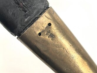 Preußen Kaiserreich, Scheide für Seitengewehr 1871, Naht geschlossen, Truppenstempel auf Mundblech, Abnahmestempel auf Mund- und Ortblech, Klammer Ortblech fehlt, Scheidenmundöffnung für Klingenbreite 29,5 mm, Gesamtlänge 49,7cm