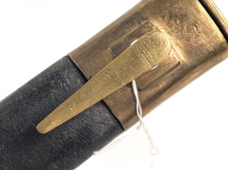 Preußen Kaiserreich, Scheide für Seitengewehr 1871, Naht geschlossen, Truppenstempel auf Mundblech, Abnahmestempel auf Mund- und Ortblech, Klammer Ortblech fehlt, Scheidenmundöffnung für Klingenbreite 29,5 mm, Gesamtlänge 49,7cm