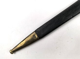 Preußen Kaiserreich, Scheide für Seitengewehr 1871, Naht geschlossen, Truppenstempel auf Mundblech, Abnahmestempel auf Mund- und Ortblech, Klammer Ortblech fehlt, Scheidenmundöffnung für Klingenbreite 29,5 mm, Gesamtlänge 49,7cm