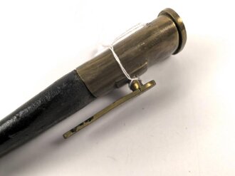 Preußen Kaiserreich, Scheide für Seitengewehr 1871, Naht geschlossen, Truppenstempel auf Mundblech, Abnahmestempel auf Mund- und Ortblech, Klammer Ortblech fehlt, Scheidenmundöffnung für Klingenbreite 29,5 mm, Gesamtlänge 49,7cm