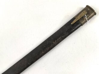 Preußen Kaiserreich, Scheide für Seitengewehr 1871, Naht geschlossen, Truppenstempel auf Mundblech, Abnahmestempel auf Mund- und Ortblech, Klammer Mundblech fehlt ,Leder darunter ausgerissen