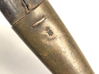 Preußen Kaiserreich, Scheide für Seitengewehr 1871, Naht geschlossen, Truppenstempel auf Mundblech, Abnahmestempel auf Mund- und Ortblech, Klammer Mundblech fehlt ,Leder darunter ausgerissen