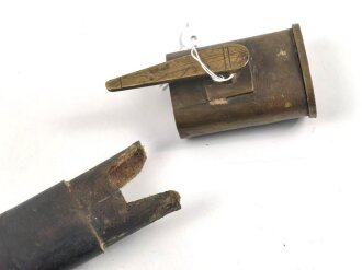Preußen Kaiserreich, Scheide für Seitengewehr 1871, Naht geschlossen, Truppenstempel auf Mundblech, Abnahmestempel auf Mund- und Ortblech, Klammer Mundblech fehlt ,Leder darunter ausgerissen