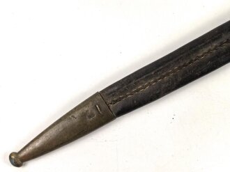 Preußen Kaiserreich, Scheide für Seitengewehr 1871, Naht geschlossen, Truppenstempel auf Mundblech, Abnahmestempel auf Mund- und Ortblech, Klammer Mundblech fehlt ,Leder darunter ausgerissen