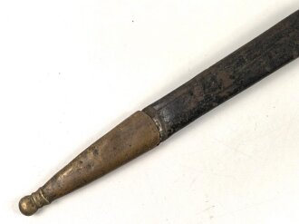 Preußen Kaiserreich, Scheide für Eigentums-Seitengewehr 1871, Naht geschlossen, Scheidenmundöffnung  für Klingenbreite 23,5 mm, Gesamtlänge ca 50 cm, Leder hart