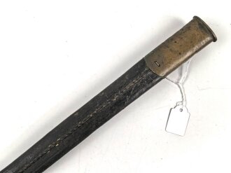 Preußen Kaiserreich, Scheide für Eigentums-Seitengewehr 1871, Naht geschlossen, Scheidenmundöffnung  für Klingenbreite 23,5 mm, Gesamtlänge ca 50 cm, Leder hart