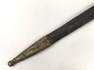Preußen Kaiserreich, Scheide für Eigentums-Seitengewehr 1871, Naht geschlossen, Scheidenmundöffnung  für Klingenbreite 23,5 mm, Gesamtlänge ca 50 cm, Leder hart