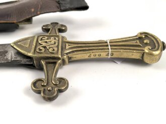 Großbritannien, Drummer Sword für Royal Marines, Modell 1857 Pattern Mark1, 2 schneidige Klinge mit Mittelgrat, Messinggriff mit Herrschermonogram VR, diverse Stempel und Marken auf dem Griffstück