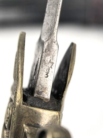 Großbritannien, Drummer Sword für Royal Marines, Modell 1857 Pattern Mark1, 2 schneidige Klinge mit Mittelgrat, Messinggriff mit Herrschermonogram VR, diverse Stempel und Marken auf dem Griffstück