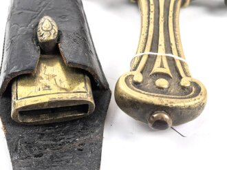 Großbritannien, Drummer Sword für Royal Marines, Modell 1857 Pattern Mark1, 2 schneidige Klinge mit Mittelgrat, Messinggriff mit Herrschermonogram VR, diverse Stempel und Marken auf dem Griffstück