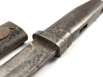 1.Weltkrieg, Aushilfsseitengewehr Typ EB 28 ( nach Carter ) mit gegossenem Ganzstahlgriff ,Parierstange bzw Mündungsring wohl feldmäßig entfernt, Scheide Originallack,