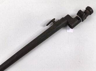 1.Weltkrieg, Aushilfsseitengewehr mit russischem Beuteseitengewehr M 91 Nagant, sogenannte Orgelpfeifenscheide aus starkem Stahlblech, Spitze offen, Reste von feldgrauem Originallack,. Ungereinigt