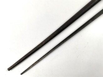 1.Weltkrieg, Aushilfsseitengewehr mit russischem Beuteseitengewehr M 91 Nagant, sogenannte Orgelpfeifenscheide aus starkem Stahlblech, Spitze offen, Reste von feldgrauem Originallack,. Ungereinigt