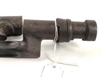 1.Weltkrieg, Aushilfsseitengewehr mit russischem Beuteseitengewehr M 91 Nagant, sogenannte Orgelpfeifenscheide aus starkem Stahlblech, Spitze offen, Reste von feldgrauem Originallack,. Ungereinigt