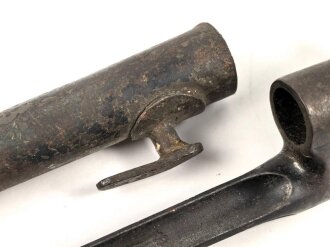 1.Weltkrieg, Aushilfsseitengewehr mit russischem Beuteseitengewehr M 91 Nagant, sogenannte Orgelpfeifenscheide aus starkem Stahlblech, Spitze offen, Reste von feldgrauem Originallack,. Ungereinigt
