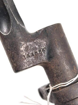 1.Weltkrieg, Aushilfsseitengewehr mit russischem Beuteseitengewehr M 91 Nagant, sogenannte Orgelpfeifenscheide aus starkem Stahlblech, Spitze offen, Reste von feldgrauem Originallack,. Ungereinigt