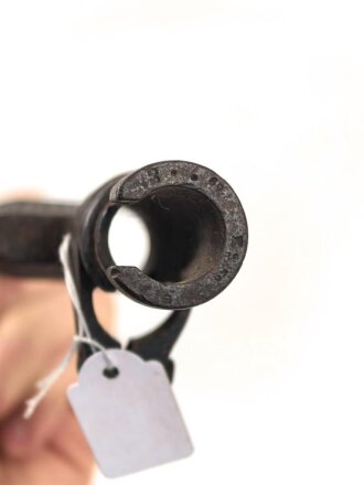 1.Weltkrieg, Aushilfsseitengewehr mit russischem Beuteseitengewehr M 91 Nagant, sogenannte Orgelpfeifenscheide aus starkem Stahlblech, Spitze offen, Reste von feldgrauem Originallack,. Ungereinigt