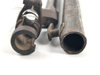 1.Weltkrieg, Aushilfsseitengewehr mit russischem Beuteseitengewehr M 91 Nagant, sogenannte Orgelpfeifenscheide aus starkem Stahlblech, Spitze offen, Reste von feldgrauem Originallack,. Ungereinigt