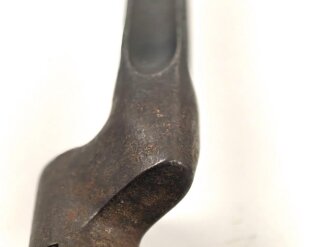 1.Weltkrieg, Aushilfsseitengewehr mit russischem Beuteseitengewehr M 91 Nagant, sogenannte Orgelpfeifenscheide aus starkem Stahlblech, Spitze offen, Reste von feldgrauem Originallack,. Ungereinigt