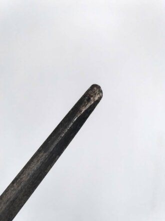 1.Weltkrieg, Aushilfsseitengewehr mit russischem Beuteseitengewehr M 91 Nagant, sogenannte Orgelpfeifenscheide aus starkem Stahlblech, Spitze offen, Reste von feldgrauem Originallack,. Ungereinigt