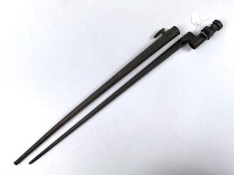 1.Weltkrieg, Aushilfsseitengewehr mit russischem Beuteseitengewehr M 91 Nagant, sogenannte Orgelpfeifenscheide aus starkem Stahlblech, Spitze offen, Reste von feldgrauem Originallack,. Ungereinigt