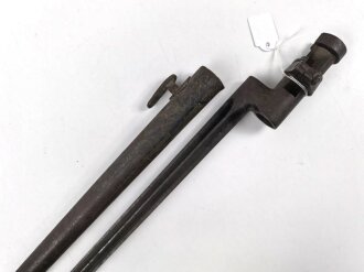 1.Weltkrieg, Aushilfsseitengewehr mit russischem Beuteseitengewehr M 91 Nagant, sogenannte Orgelpfeifenscheide aus starkem Stahlblech, Spitze offen, Reste von feldgrauem Originallack,. Ungereinigt