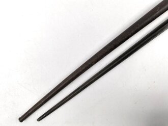 1.Weltkrieg, Aushilfsseitengewehr mit russischem Beuteseitengewehr M 91 Nagant, sogenannte Orgelpfeifenscheide aus starkem Stahlblech, Spitze offen, Reste von feldgrauem Originallack,. Ungereinigt