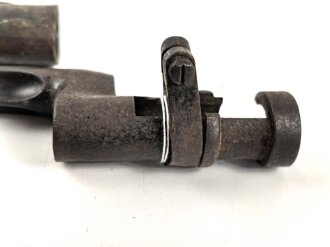 1.Weltkrieg, Aushilfsseitengewehr mit russischem Beuteseitengewehr M 91 Nagant, sogenannte Orgelpfeifenscheide aus starkem Stahlblech, Spitze offen, Reste von feldgrauem Originallack,. Ungereinigt