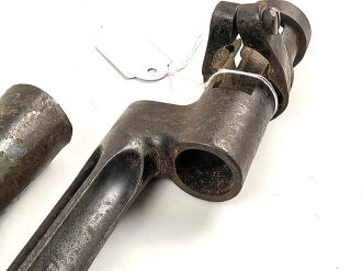 1.Weltkrieg, Aushilfsseitengewehr mit russischem Beuteseitengewehr M 91 Nagant, sogenannte Orgelpfeifenscheide aus starkem Stahlblech, Spitze offen, Reste von feldgrauem Originallack,. Ungereinigt