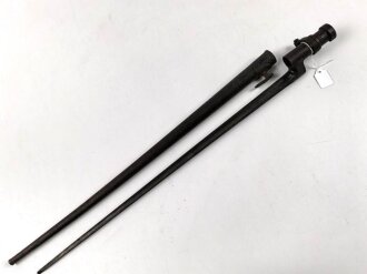1.Weltkrieg, Aushilfsseitengewehr mit russischem Beuteseitengewehr M 91 Nagant, sogenannte Orgelpfeifenscheide aus starkem Stahlblech, Spitze offen, Reste von feldgrauem Originallack,. Ungereinigt