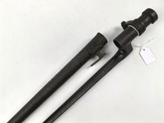 1.Weltkrieg, Aushilfsseitengewehr mit russischem Beuteseitengewehr M 91 Nagant, sogenannte Orgelpfeifenscheide aus starkem Stahlblech, Spitze offen, Reste von feldgrauem Originallack,. Ungereinigt