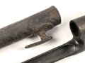 1.Weltkrieg, Aushilfsseitengewehr mit russischem Beuteseitengewehr M 91 Nagant, sogenannte Orgelpfeifenscheide aus starkem Stahlblech, Spitze offen, Reste von feldgrauem Originallack,. Ungereinigt