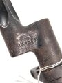 1.Weltkrieg, Aushilfsseitengewehr mit russischem Beuteseitengewehr M 91 Nagant, sogenannte Orgelpfeifenscheide aus starkem Stahlblech, Spitze offen, Reste von feldgrauem Originallack,. Ungereinigt